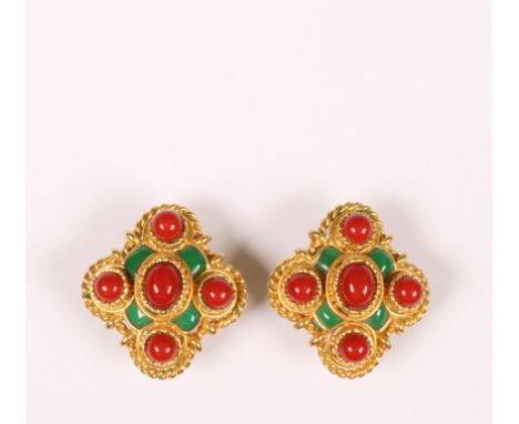 Christian Dior, een paar doublé oorclips in de vorm van een vierpas, bezet met rood en groen glas en afgewerkt met getorst dr