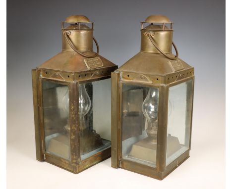 Twee koperen lantarens, 'Cabin Light No. 1754, Great Britain, 1929', Met uitneembare olielampen. H: 50 cm. Provenance: Collec