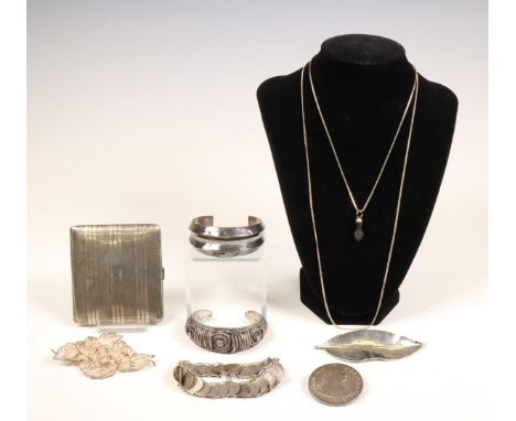 Diverse zilveren juwelen, munten en sigarettenetui waaronder twee spang armbanden bruto 242 gr. [zkj] Various silver jeweller