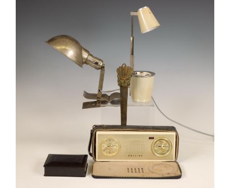 Divers; w.o. klemlamp, opvouwbare lamp Hala en Philips wekkerradio. Uit de nalatenschap van Clemens Merkelbach van Enkhuizen 