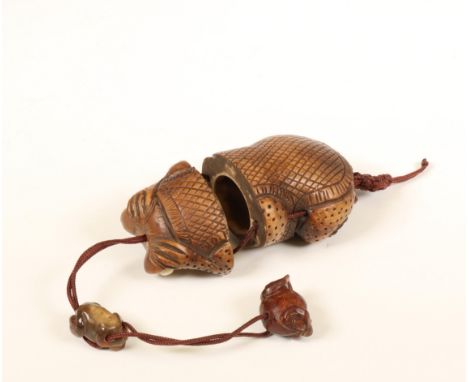 Houten inro in de vorm van een pad. Samen met jade ojime in de vorm van een pad en een houten netsuke in de vorm van een pad.