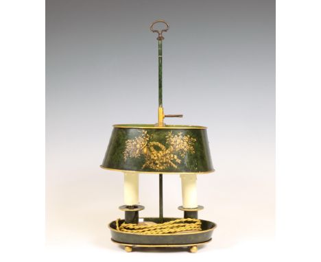 Groen gelakte metalen ovale bouillotte lamp, 20e eeuw; Uitgevoerd met transfer decoratie van bloemen. h. 45 cm [1]