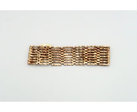 A 9ct gold eight bar gate bracelet with padlock clasp. Weight approx 19.38 grams. 