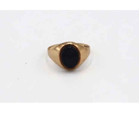 A 9ct yellow gold and onyx signet ring, size K, approx 1.69 grams 