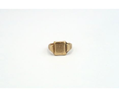 A 9ct yellow gold signet ring, Size U 1/2 - weight approx 8.25 grams 