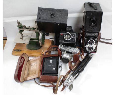 A quantity of vintage cameras to include a Braun Paxette 35mm camera, a Nettar 66 bellows camera with Zeiss Ikon lens, Polaro