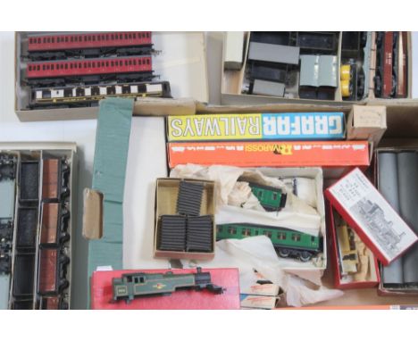 A mixed lot of railway items to include unboxed Graham Farish Pullman Coach, plus a quantity of Hornby Dublo carriages and ro
