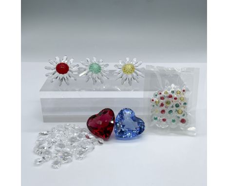 Features marguerite yellow, marguerite green, marguerite blue, heart blue, heart red, a bag of 35 mini hearts, and an unopene