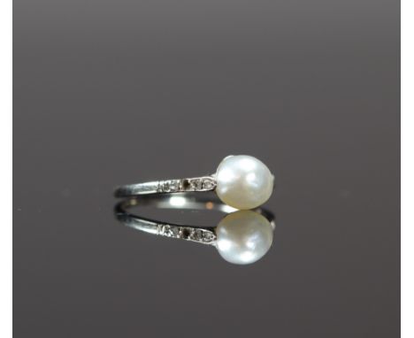 Ring in white gold and fine pearl - Weight:  1 g - Region: Europe - Sizes: L Pearl 6 mm Size (50) 16 mm - Condition: Wear