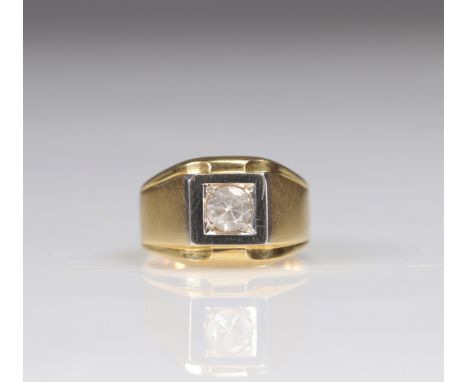 Signet ring in gold (18k) and stone (16.2gr) - Weight:  16 g - Region: Europe - Sizes: L 13.5 mm Size (59) D19 mm - Condition