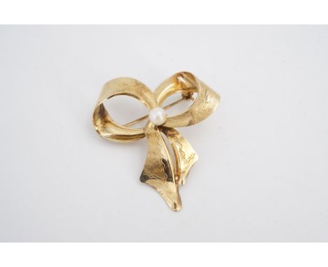 A yellow metal and pearl ribbon bow brooch, 4 cm x 3.5 cm, stamped 585, 4.8 g