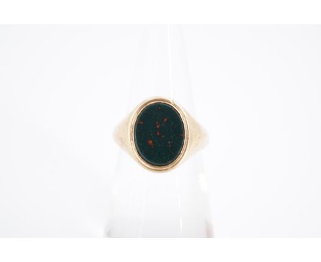 A 9 ct gold and bloodstone signet ring, the vacant oval matrix set within a fine reeded bezel, F/G, 3.7 g