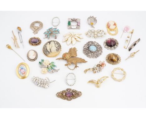 A quantity of vintage costume jewellery brooches etc