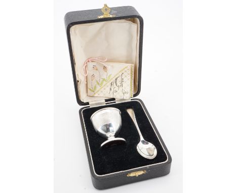 A cased silver egg cup and spoon set, the former bearing engine-turned decoration and lined in Bakelite, Joseph Gloster Ltd, 