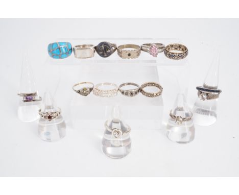 A quantity of vintage and contemporary gem and paste set silver / white metal finger rings