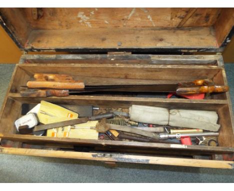 A large vintage wooden tool chest measuring approximately 53 cm x 88 cm x 43 cm, containing a quantity of tools. This lot mus