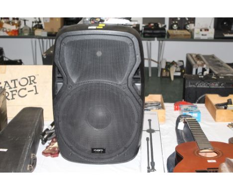 A CAMRZ 15AV3 full range active speaker, 67 cm high, together with a sub zero SZM-11 microphone and a Gear 4 Music boom micro