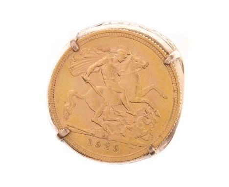 GEORGE V GOLD SOVEREIGN RING 1929, within a nine carat gold mountQty: 15.4g