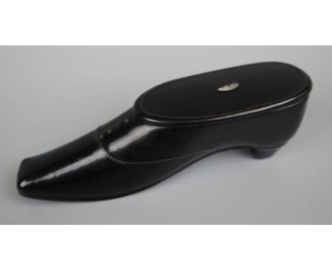 Ebony snuff box in the form of a shoe 