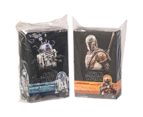 A Star Wars Hot Toys R2-D2 Deluxe Version 1:6 Scale Set, MMS511, in bag (no original outer carton), together with The Mandalo