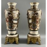 Asiatika, Paar Vasen Japan Satsuma Bronzefuß, wohl Satsuma Meji Zeit, je ca. 44cm hoch