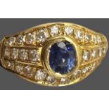 Gold 750 Ring mit 28 Brillanten und einem blauen Saphir, Gewicht ca. 2,95Gr., vintage