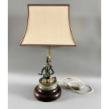 Asiatika vintage Tischlampe mit Bronze Skulptur Musiker wohl Thailand