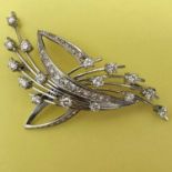 Weißgold 750 Brosche besetzt mit 16 Brillanten u 21 Diamanten, Gewicht ca. 13,5Gr., Meistermarke AMU