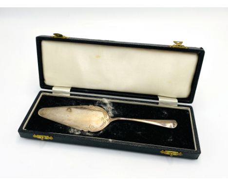 A silver trowel, Sheffield 1959, 40g, in presentation box. Estimate: £25-40.