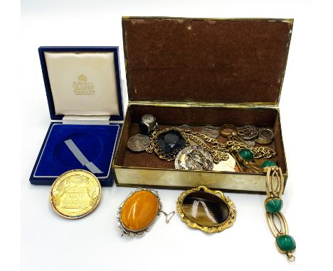 A quantity of costume jewellery to include a silver thimble with a Blue John cabochon. Estimate: £20-40
