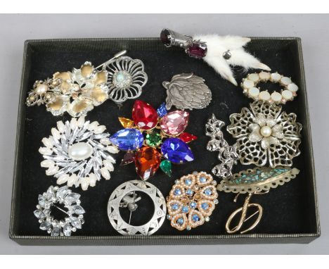 A collection of vintage costume jewellery brooches including pheasants foot brooch etc.