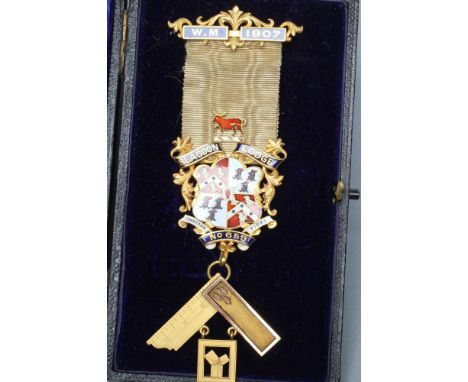 AN EDWARDIAN 9CT GOLD AND ENAMEL MASONIC MEDAL, "Blagdon Lodge, No 659", with inscription to reverse, on ribbon and 9ct gold 