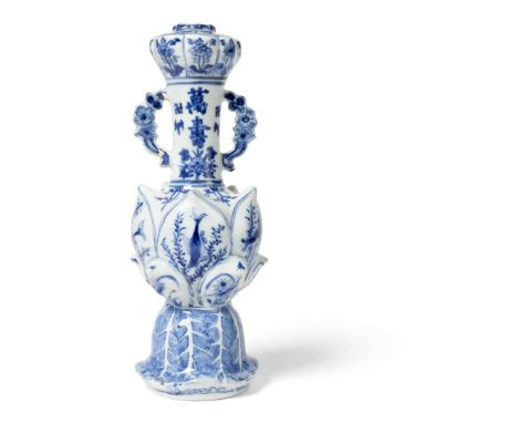  CHINESE BLUE AND WHITE 'FISH AND LOTUS' VASE QING DYNASTY, KANGXI PERIOD 清康熙 青花魚藻紋萬壽蓮花瓶the domed foot supporting a double-lo