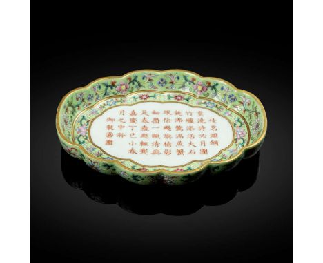  CHINESE INSCRIBED LIME-GREEN-GROUND FAMILLE ROSE TEA TRAY JIAQING MARK AND POSSIBLY OF THE PERIOD 嘉慶款或到代 洋彩綠地御製詩文海棠式茶盤with s