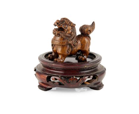  JAPANESE WOOD NETSUKE OF A SHISHI MINKO MARK AND POSSIBLY BY TANAKA MINKO (1735-1816) 或爲田中岷江 岷江款&nbsp;木雕獅子根付the beast standi