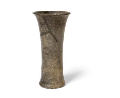 CHINESE BLACK POTTERY BEAKER NEOLITHIC PERIOD OR LATER 新石器時代或以後 仿青銅磨光黑陶觚thinly potted, of flared cylindrical form with a rais