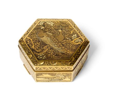  JAPANESE KOMAI-STYLE HEXAGONAL BOX WITH COVER MEIJI PERIOD 明治 京都住駒井風格 金工孔雀紋六角蓋盒top of the hinged lid decorated with a pair o