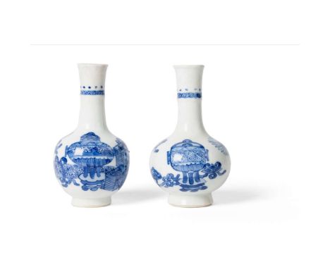  PAIR OF SMALL CHINESE BLUE AND WHITE 'ANTIQUITIES' VASES QING DYNASTY, KANGXI PERIOD 清康熙 成化款 青花博古圖小對瓶（共兩件）each finely painte
