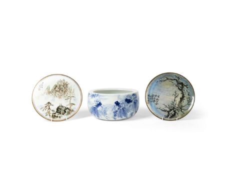 GROUP OF THREE CHINESE PORCELAIN WARES 20TH CENTURY 二十世紀 海雲款 景德鎮底款 青花金魚紋缸、鶴筠款 景德鎮底款&nbsp;粉彩梅紋盤、王錫良款 淺降彩《黃山始信峰》瓷板（共三件）compris