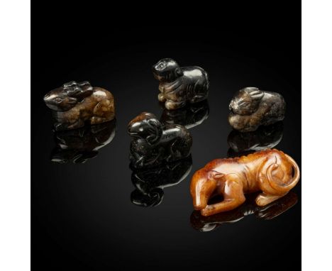  GROUP OF FIVE CHINESE JADE CARVINGS OF ANIMALS MING TO QING DYNASTY 明至清 青玉提油動物吊墜四件 及 白玉帶沁雕臥犬（共五件）comprising: four celadon ja