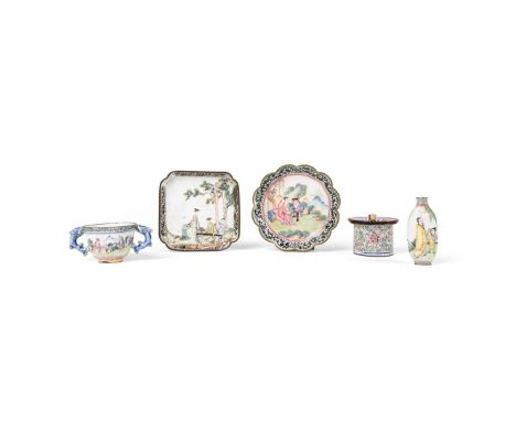  GROUP OF FIVE CHINESE CANTON PAINTED ENAMEL WARES QING DYNASTY, 18TH-19TH CENTURY 清 廣東畫琺瑯人物杯碟、油燈及鼻煙壺（共五件）comprising: a folia