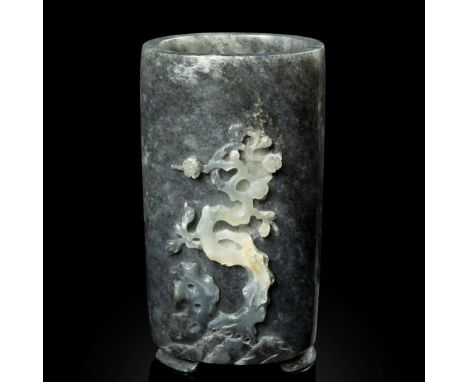  CHINESE GREY AND WHITE JADE 'PRUNUS TREE' BRUSH POT QING DYNASTY, 19TH CENTURY 清 青花玉巧雕梅花樹筆筒the cylindrical body supported on