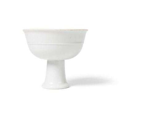  CHINESE DEHUA BLANC DE CHINE STEM CUP QING DYNASTY, KANGXI PERIOD 清康熙 德化白釉弦紋高足杯the deep bowl terminating into an everted rim