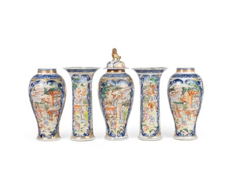  CHINESE EXPORT FAMILLE ROSE FIVE-PIECE GARNITURE QING DYNASTY, QIANLONG PERIOD 清乾隆 外銷粉彩人物紋瓶（一組五件）comprising: three baluster 