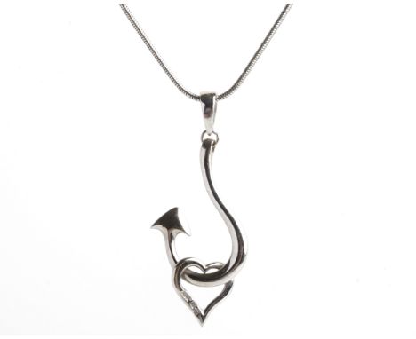 CATHERINE BEST "HOOKED ON YOU" PENDANT
of openwork form, modelled as a heart under a stylised arrow, marked for eighteen cara