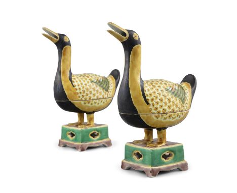A PAIR OF PORCELAIN BOXES AND COVERS SHAPED AS DUCKS OR GEESE Europe, Kangxi style, 20th century. H: 25,4 cm  IMPORTANT NOTIC