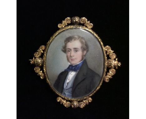 A LATE 18TH/EARLY 19TH CENTURY OVAL PORTRAIT MINIATURE ON IVORY MOURNING BROOCH Finely painted with a portrait of a young gen