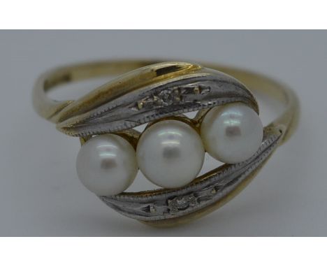 9ct Gold pearl & diamond chip ring  30-45