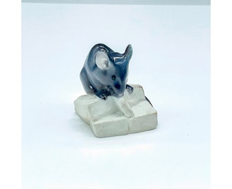 Lovely figurine of a tiny grey mouse in glossy finish sitting on sugar cubes in white matte finish. Royal Copenhagen backstam