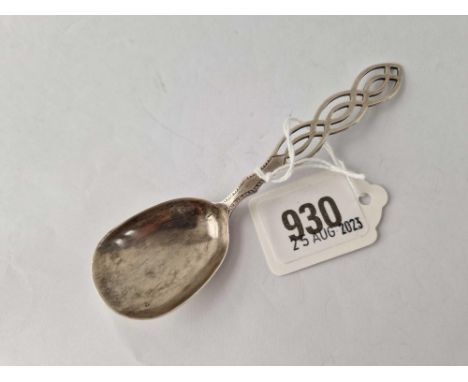 A Victorian long handled caddy spoon with pierced handle, Birmingham 1876 y H&amp;T